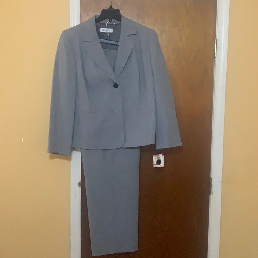 Women’s light grey Casper size 18 W pantsuit